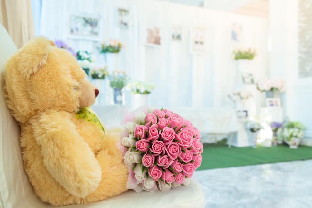 Dodaci koji prodaju buket – kako plišani medvedi i drugi pokloni pojačavaju utisak