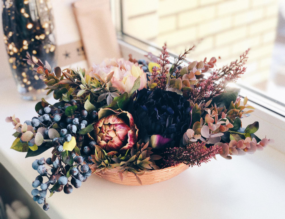 Veštačko cveće u aranžmanima – mitovi, prednosti i ideje za dekoraciju
